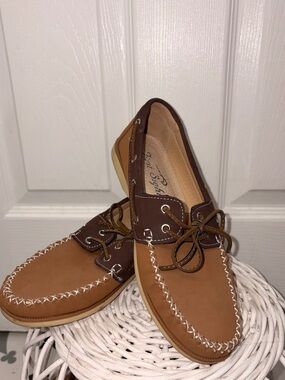 Woman’s Two-Tone Brown Boat Shoes